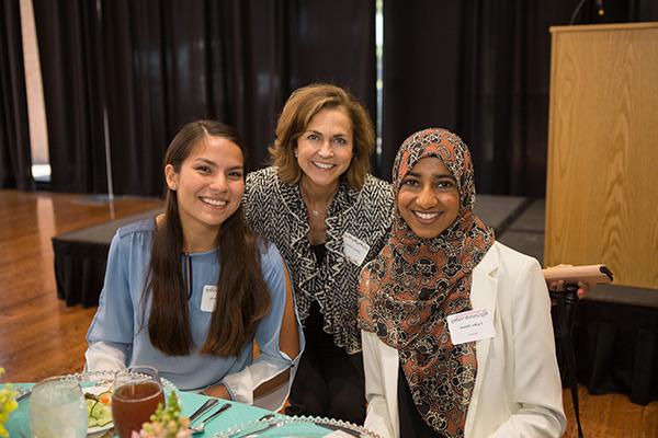 Fariha Ahmad, Dr. Janna Arney和Andrea Morrison